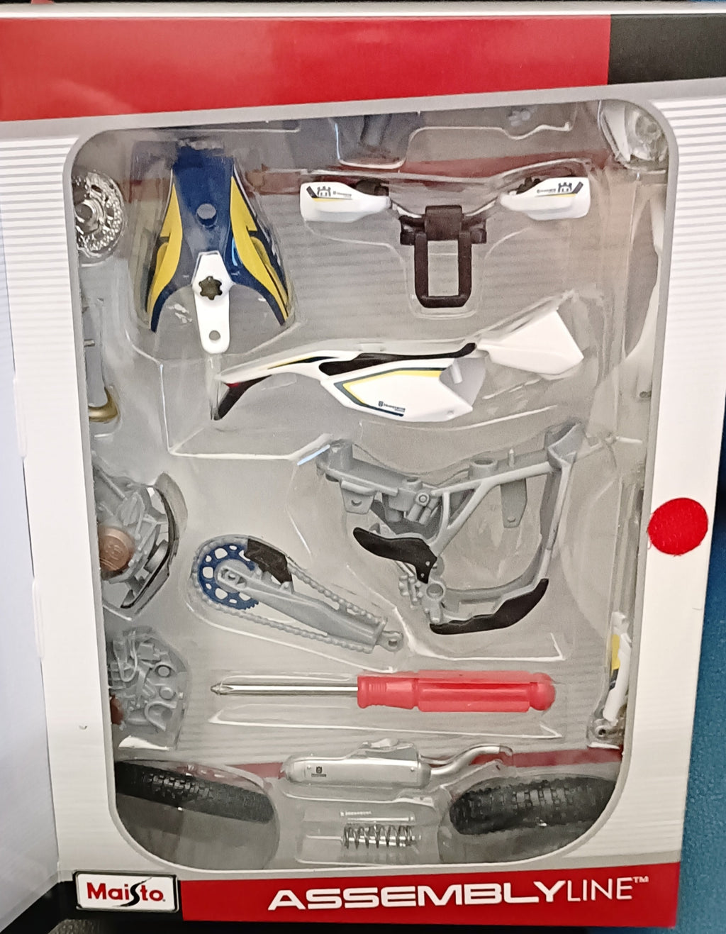 Maisto Husqvarna FE 501 Assembly Line Model Kit