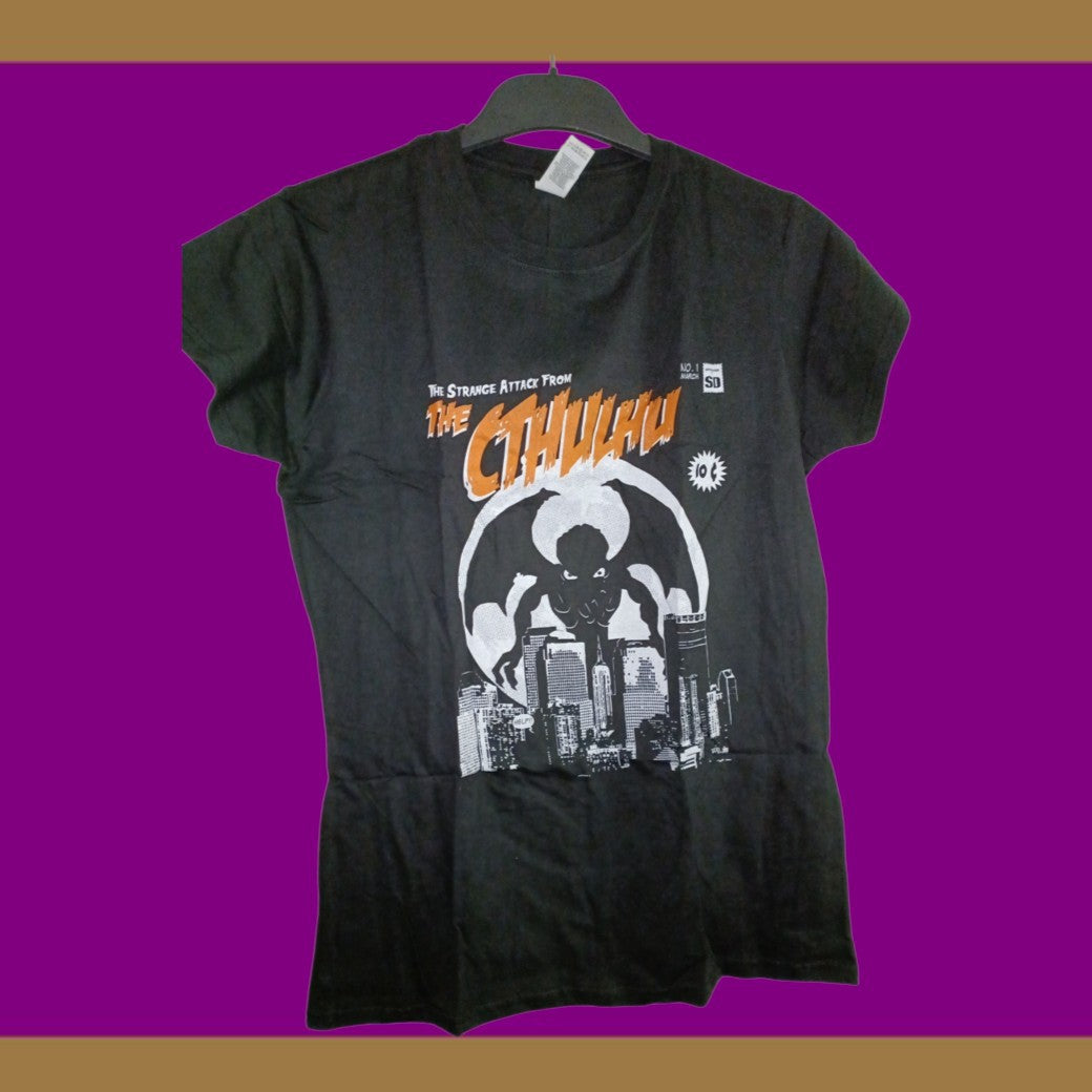 Cthulhu “Strange Attack” Retro Comic‑Cover Tee – Ladies XL